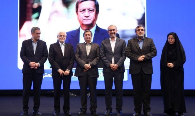 دکتر عبدالناصر همتی به‌عنوان چهره ماندگار صنعت بیمه در سال ۱۴۰۴ معرفی شد