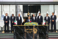 مراسم نمادینِ نواختنِ زنگ آغاز معاملاتِ بورس تهران توسط مدیرعامل تاپیکو /تصاویر