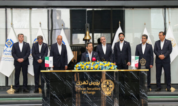 مراسم نمادینِ نواختنِ زنگ آغاز معاملاتِ بورس تهران توسط مدیرعامل تاپیکو /تصاویر